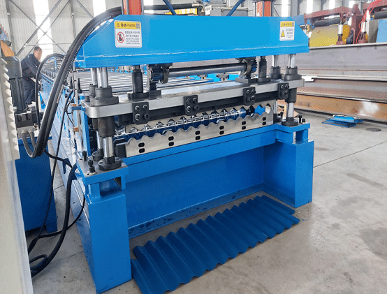 Machine de fabrication de tôles ondulées métalliques