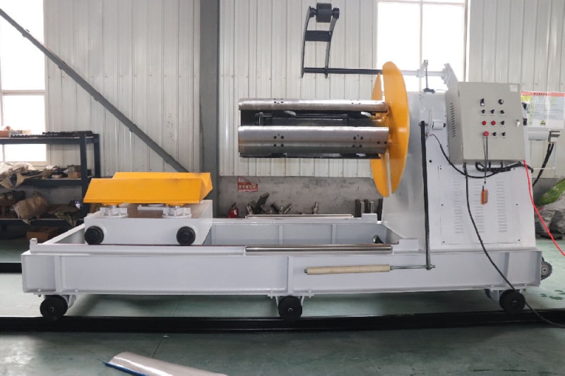 Easy-to-operate hydraulic decoiler with car
