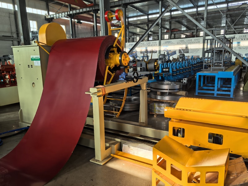 Hydraulic decoiler of the cut to length machine