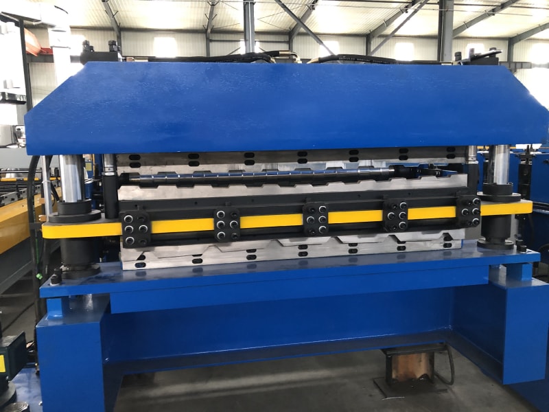 Double layer roofing sheet machine